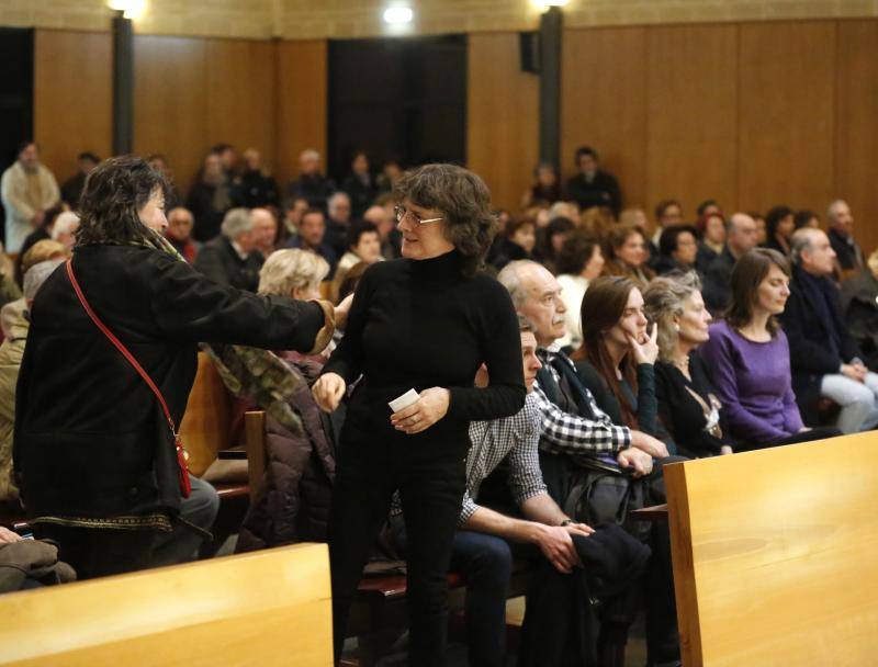 Lleno en el emotivo acto civil en la capilla del Tanatorio de Cabueñes para dar el último adiós a un artista íntegro.