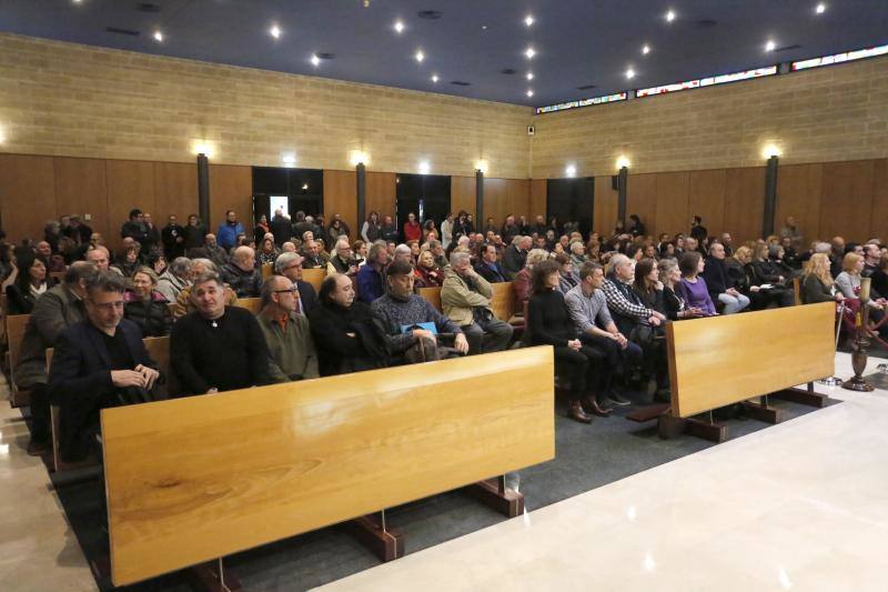 Lleno en el emotivo acto civil en la capilla del Tanatorio de Cabueñes para dar el último adiós a un artista íntegro.