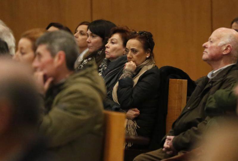 Lleno en el emotivo acto civil en la capilla del Tanatorio de Cabueñes para dar el último adiós a un artista íntegro.