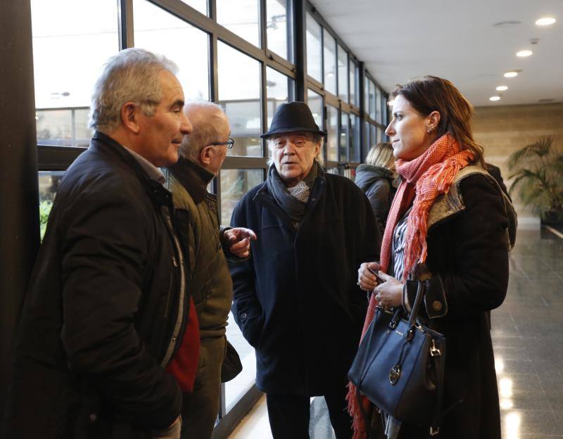 Lleno en el emotivo acto civil en la capilla del Tanatorio de Cabueñes para dar el último adiós a un artista íntegro.