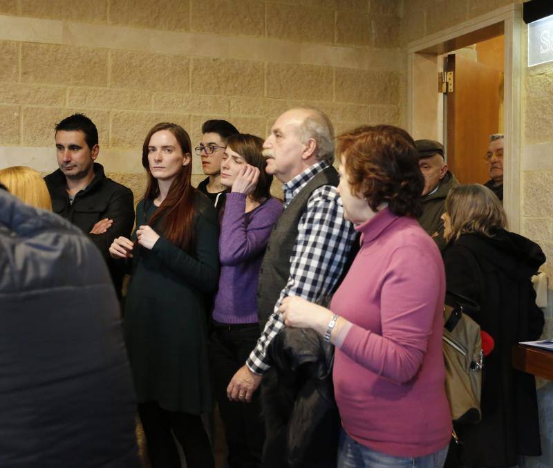 Lleno en el emotivo acto civil en la capilla del Tanatorio de Cabueñes para dar el último adiós a un artista íntegro.