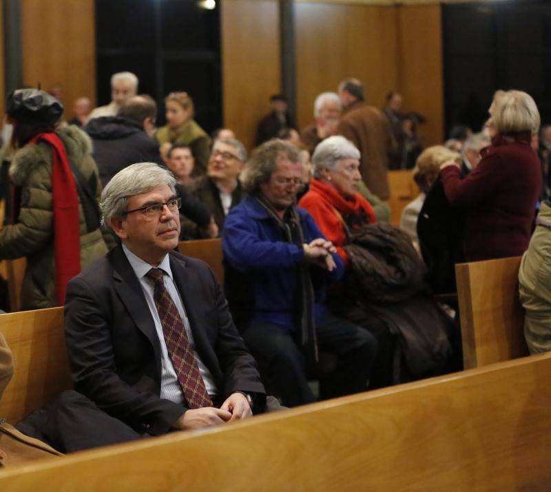 Lleno en el emotivo acto civil en la capilla del Tanatorio de Cabueñes para dar el último adiós a un artista íntegro.