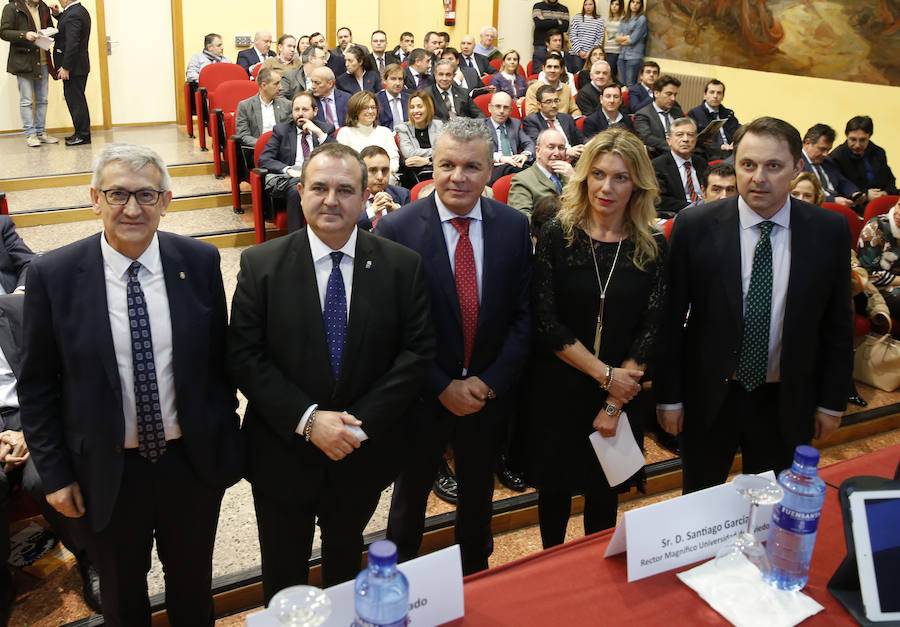 El consejero de Empleo, Industria y Turismo, Isaac Pola, y el rector de la Universidad de Oviedo, Santiago García Granda, han participado en el acto de entrega de la 9ª edición de los galardones desarrollada en la Escuela Politécnica de Ingeniería de Gijón