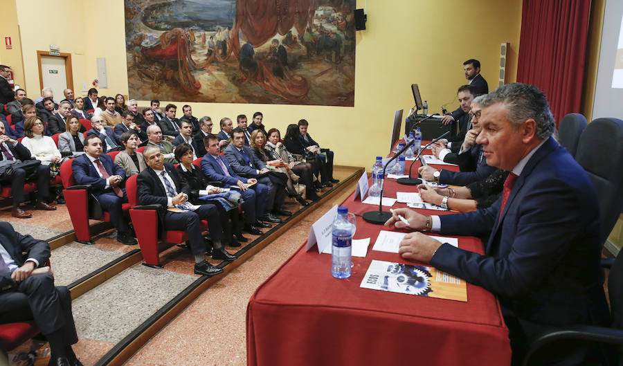 El consejero de Empleo, Industria y Turismo, Isaac Pola, y el rector de la Universidad de Oviedo, Santiago García Granda, han participado en el acto de entrega de la 9ª edición de los galardones desarrollada en la Escuela Politécnica de Ingeniería de Gijón