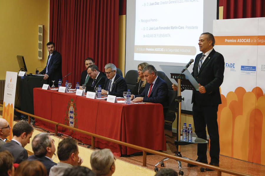 El consejero de Empleo, Industria y Turismo, Isaac Pola, y el rector de la Universidad de Oviedo, Santiago García Granda, han participado en el acto de entrega de la 9ª edición de los galardones desarrollada en la Escuela Politécnica de Ingeniería de Gijón