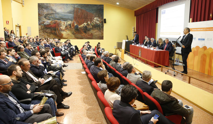 El consejero de Empleo, Industria y Turismo, Isaac Pola, y el rector de la Universidad de Oviedo, Santiago García Granda, han participado en el acto de entrega de la 9ª edición de los galardones desarrollada en la Escuela Politécnica de Ingeniería de Gijón