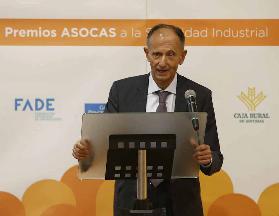 El consejero de Empleo, Industria y Turismo, Isaac Pola, y el rector de la Universidad de Oviedo, Santiago García Granda, han participado en el acto de entrega de la 9ª edición de los galardones desarrollada en la Escuela Politécnica de Ingeniería de Gijón