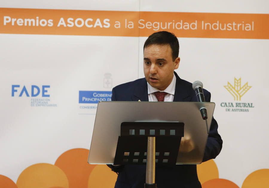 El consejero de Empleo, Industria y Turismo, Isaac Pola, y el rector de la Universidad de Oviedo, Santiago García Granda, han participado en el acto de entrega de la 9ª edición de los galardones desarrollada en la Escuela Politécnica de Ingeniería de Gijón