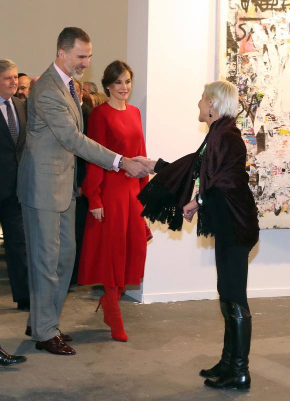 Camisa con mangas abullonadas y falda larga, botas mosquetero y bolso. Todo rojo. La Reina ha vuelto a ser protagonista en la inauguración de ARCO por un look red total.