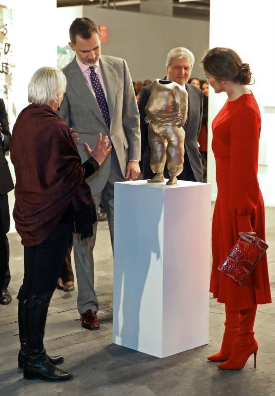 Camisa con mangas abullonadas y falda larga, botas mosquetero y bolso. Todo rojo. La Reina ha vuelto a ser protagonista en la inauguración de ARCO por un look red total.