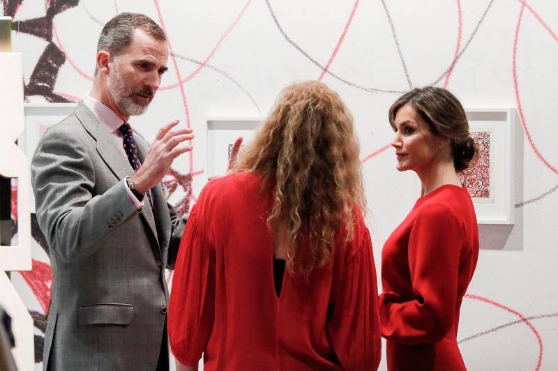 Camisa con mangas abullonadas y falda larga, botas mosquetero y bolso. Todo rojo. La Reina ha vuelto a ser protagonista en la inauguración de ARCO por un look red total.