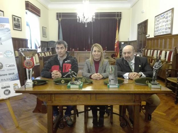 El director de Valgrande, Javier Martínez; la alcaldesa de Lena, Gema Álvarez, y el presidente de la asociación de veteranos coe 72, César García. 