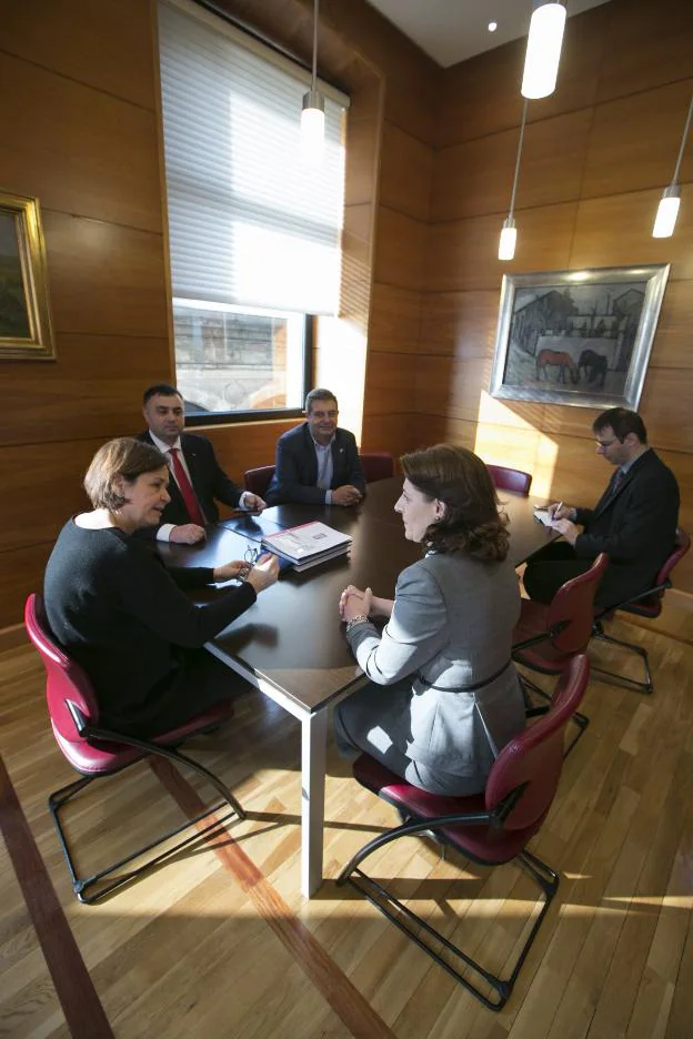 Moriyón charla con la embajadora de Rumanía. 