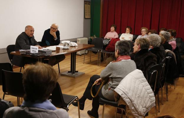 Joaquín Pixán, durante la charla. :: DAMIÁN ARIENZA