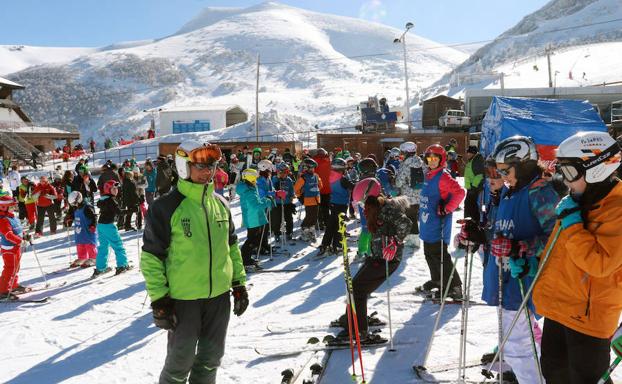 La estación de esquí de Valgrande-Pajares, ayer, repleta de usuarios.