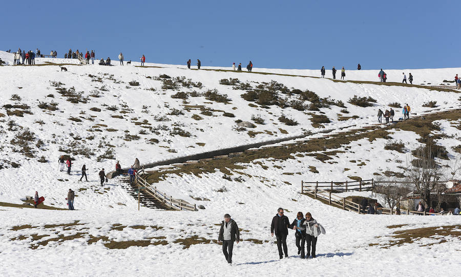 De Oriente a Occidente, el Principado ha disfrutado este sábado de un espléndido día para contemplar el paisaje o practicar deportes de invierno. 