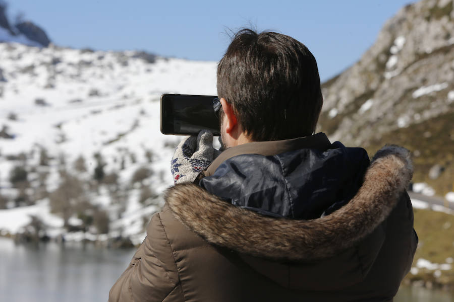 De Oriente a Occidente, el Principado ha disfrutado este sábado de un espléndido día para contemplar el paisaje o practicar deportes de invierno. 