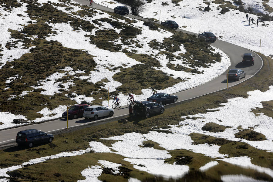 De Oriente a Occidente, el Principado ha disfrutado este sábado de un espléndido día para contemplar el paisaje o practicar deportes de invierno. 