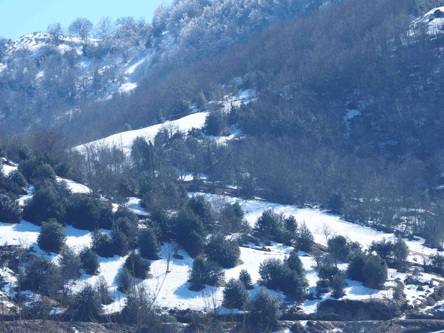 De Oriente a Occidente, el Principado ha disfrutado este sábado de un espléndido día para contemplar el paisaje o practicar deportes de invierno. 