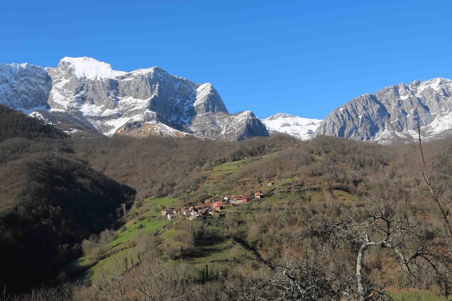 De Oriente a Occidente, el Principado ha disfrutado este sábado de un espléndido día para contemplar el paisaje o practicar deportes de invierno. 