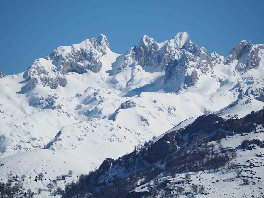 De Oriente a Occidente, el Principado ha disfrutado este sábado de un espléndido día para contemplar el paisaje o practicar deportes de invierno. 