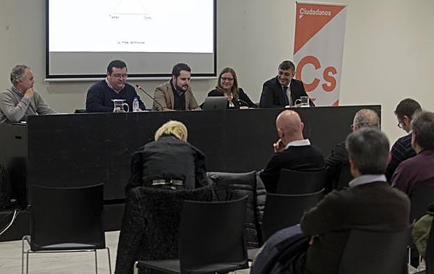 Álvaro Alcón, Luis Pacho, Jorge Fernández Mier, Marta Hernando y Julián Bravo .
