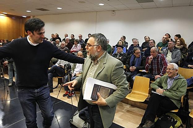 Juan Antonio Delgado accede al estrado para dar su charla sobre los cursas obreros del franquismo. 