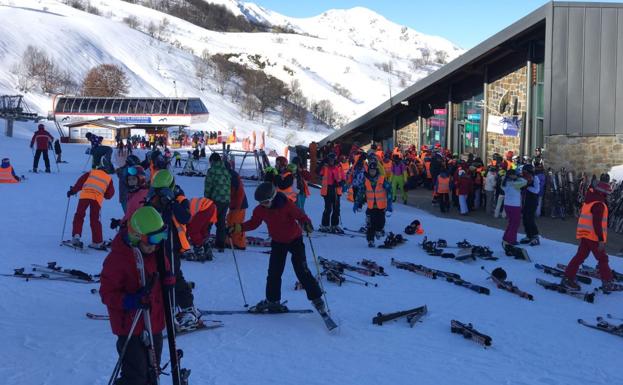 Un amplio grupo de escolares, en la Escuela de Esquí de Fuentes. 