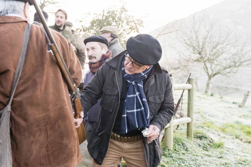 Un desayuno de época en el que no faltaron ni las escopetas con más solera ni las madreñes, congrega a los apasionados de este deporte en el oriente asturiano.