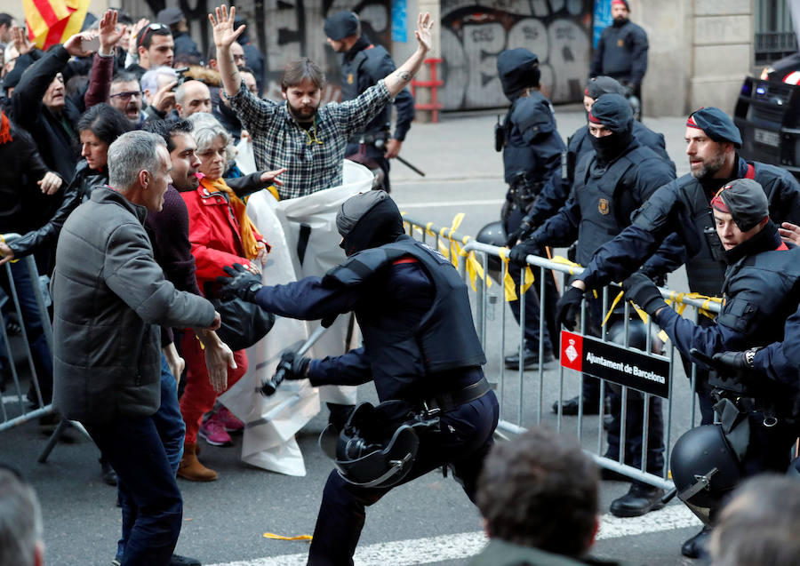 Los Mossos han bloqueado con furgonetas los principales accesos al Palau de la Música de Barcelona, donde está prevista la asistencia de Felipe VI en la cena de bienvenida al Congreso Mundial de Móviles (MWC), para frenar a los manifestantes independentistas, lo que ha generado empujones y algunos rifirrafes.