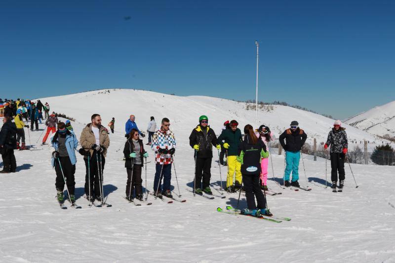 El sol y la cantidad de nieve en las pistas de esquí han llenado las instalaciones de Valgrande-Pajares y Fuentes de Invierno con miles de aficionados decididos a disfrutar de los deportes de invierno. En el Occidente, numerosas personas se acercaron a los lagos de Somiedo