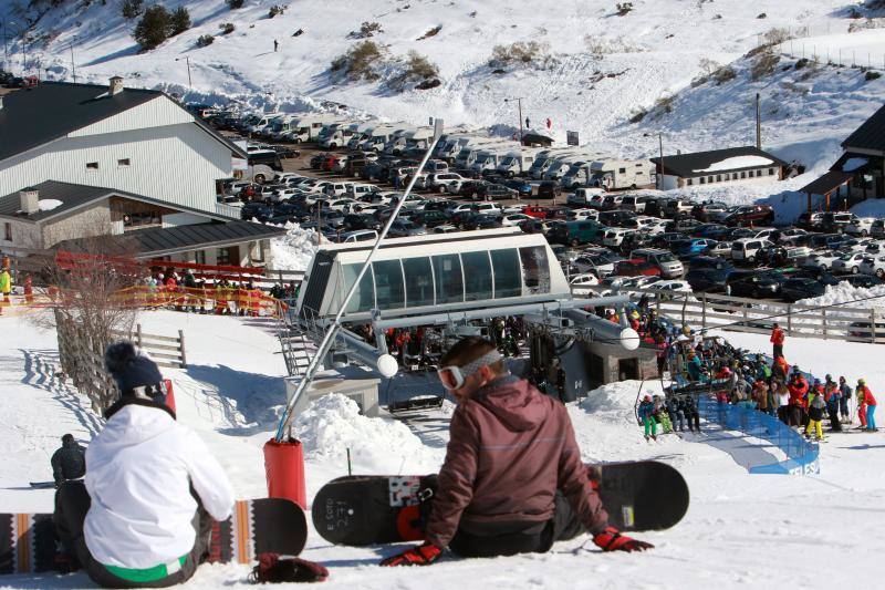 El sol y la cantidad de nieve en las pistas de esquí han llenado las instalaciones de Valgrande-Pajares y Fuentes de Invierno con miles de aficionados decididos a disfrutar de los deportes de invierno. En el Occidente, numerosas personas se acercaron a los lagos de Somiedo