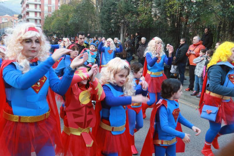 4.300 euros en premios para los disfraces más originales y coloridos en un gran desfile que cierra la celebración del carnaval en las cuencas.