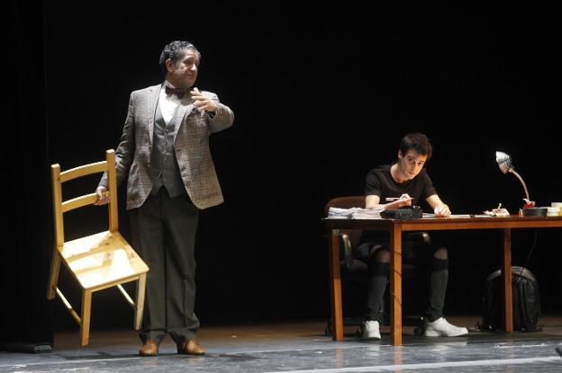 Pedro Casablanc y Samuel Viyuela, sobre las tablas del Teatro Jovellanos. 