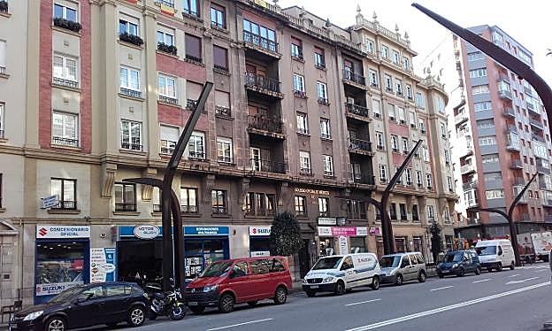Toda la segunda planta de este edificio de la avenida de la Constitución será puesto a la venta. 
