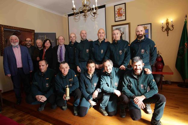 Celso Fernández, Luis Alberto Salcines, Juan Rionda, Marga Cimentada, Ángel Lueje y los agentes del Greim de Cangas de Onís Pablo Villabrille, Serven Peguero, Valentín Pedregal, Francisco Alarcón, Antonio Estrada, Sigfredo Torrado, José Luis Sánchez, Noel Celiméndiz, Salva Muñoz y Jesús Olivera. 