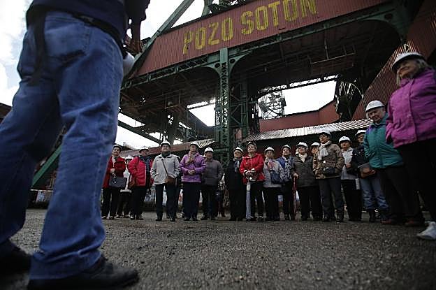 Una visita guiada al pozo Sotón, reconvertido ahora en atracción turística. 