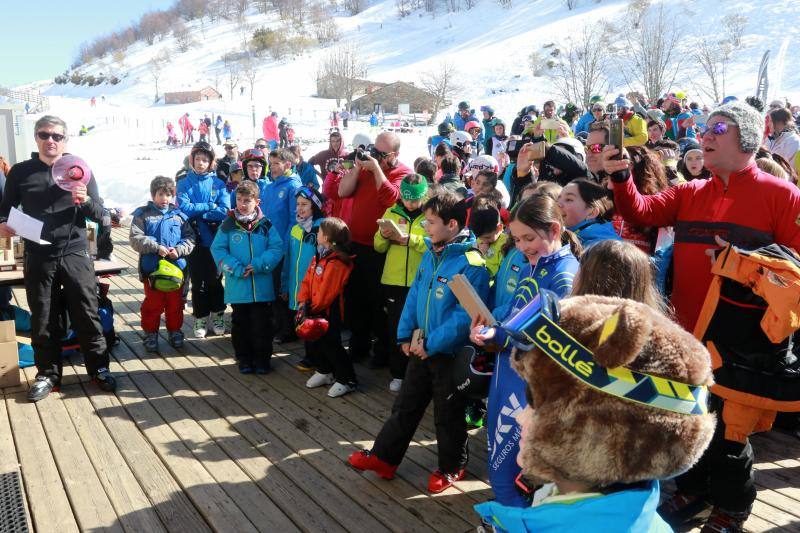 Un centenar de jóvenes esquiadores han participado en los Juegos Deportivos del Principado, celebrados en la estación de Fuentes de Invierno, abarrotada también por los muchos aficionados que se han acercado a disfrutar de la nieve.