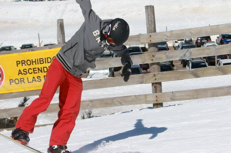 Un centenar de jóvenes esquiadores han participado en los Juegos Deportivos del Principado, celebrados en la estación de Fuentes de Invierno, abarrotada también por los muchos aficionados que se han acercado a disfrutar de la nieve.