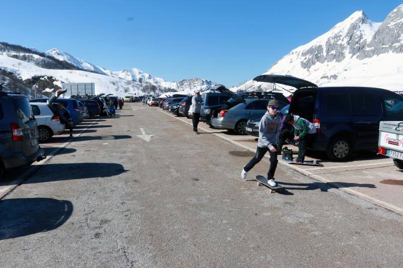 Un centenar de jóvenes esquiadores han participado en los Juegos Deportivos del Principado, celebrados en la estación de Fuentes de Invierno, abarrotada también por los muchos aficionados que se han acercado a disfrutar de la nieve.