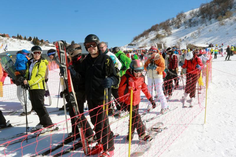 Un centenar de jóvenes esquiadores han participado en los Juegos Deportivos del Principado, celebrados en la estación de Fuentes de Invierno, abarrotada también por los muchos aficionados que se han acercado a disfrutar de la nieve.