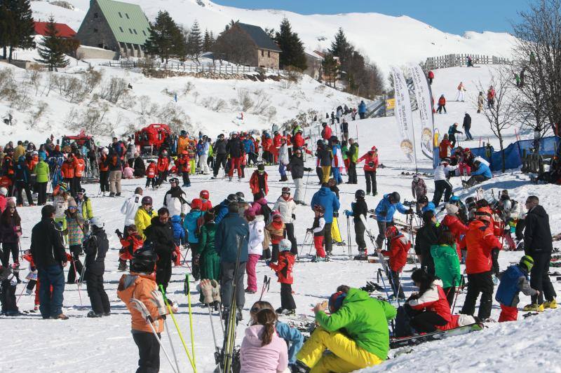 Un centenar de jóvenes esquiadores han participado en los Juegos Deportivos del Principado, celebrados en la estación de Fuentes de Invierno, abarrotada también por los muchos aficionados que se han acercado a disfrutar de la nieve.