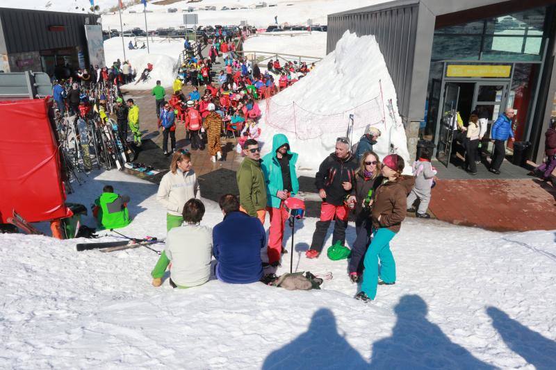 Un centenar de jóvenes esquiadores han participado en los Juegos Deportivos del Principado, celebrados en la estación de Fuentes de Invierno, abarrotada también por los muchos aficionados que se han acercado a disfrutar de la nieve.