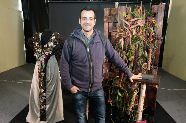 Carles Jubany Fontanillas, junto a dos de sus composiciones premiadas. 