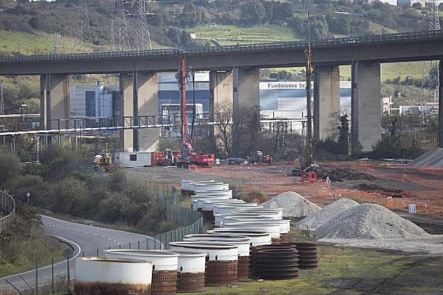 Zona de trabajo donde Constructora San José levanta las columnas de grava para un viaducto de 370 metros. 