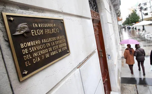 La placa en recuerdo al bombero Eloy Palacio, fallecido en el incendio de Uría el 7 de abril de 2016.
