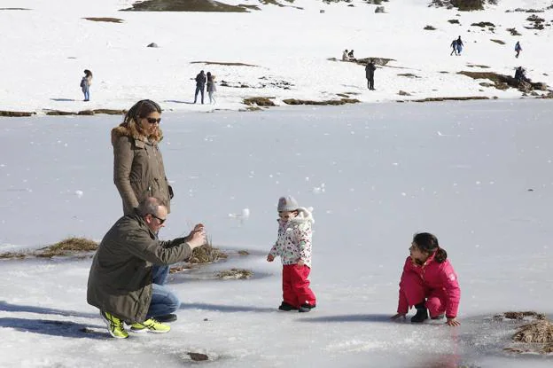 Dos niños fotografiados sobre el hielo del Lago Ercina.