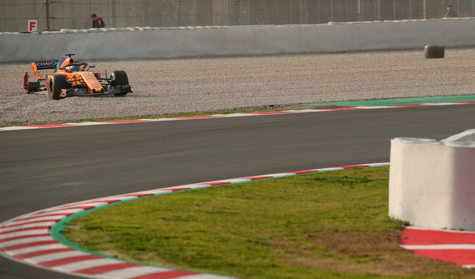 Fernando Alonso está probando su MCL33 en los primoers test de la temporada en el circuito de Montmeló.