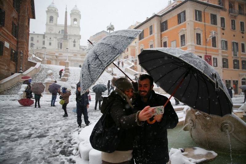  La capital italiana presenta estos días una estampa blanca de la que disfrutan romanos y turistas. 