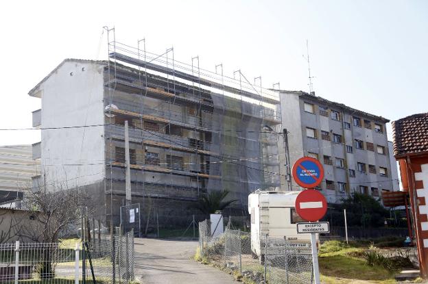 Vista del edificio andamiado en el que han comenzado las obras de demolición. 